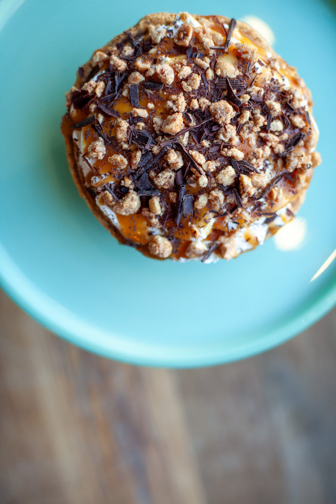 Small Hazelnut Caramel Crunch Cream Pie